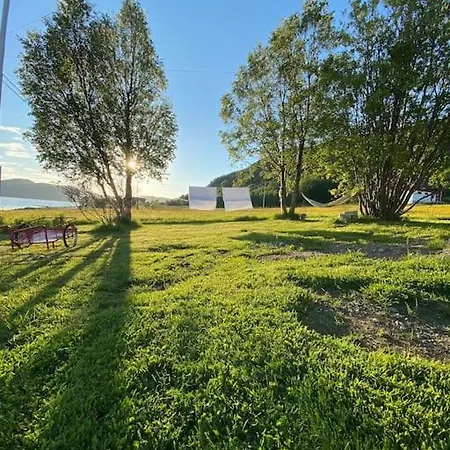 בית נופש Unique And Charming With Fantastic Sea Views טרומסה