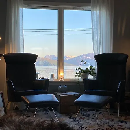 בית נופש Unique And Charming With Fantastic Sea Views טרומסה