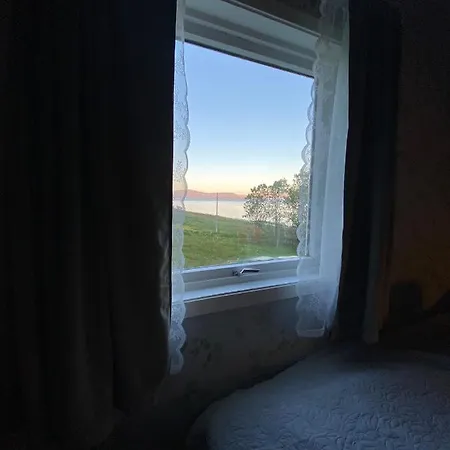 בית נופש Unique And Charming With Fantastic Sea Views טרומסה